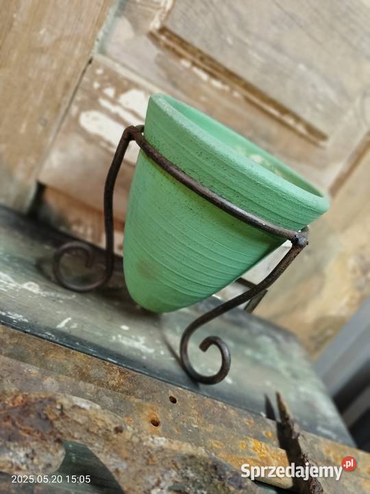 Stare metalowe uchwyty na doniczki śląskie