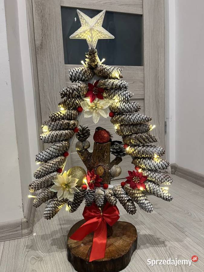 Choinka na pniu drzewa ozdobiona szyszkami Krosno