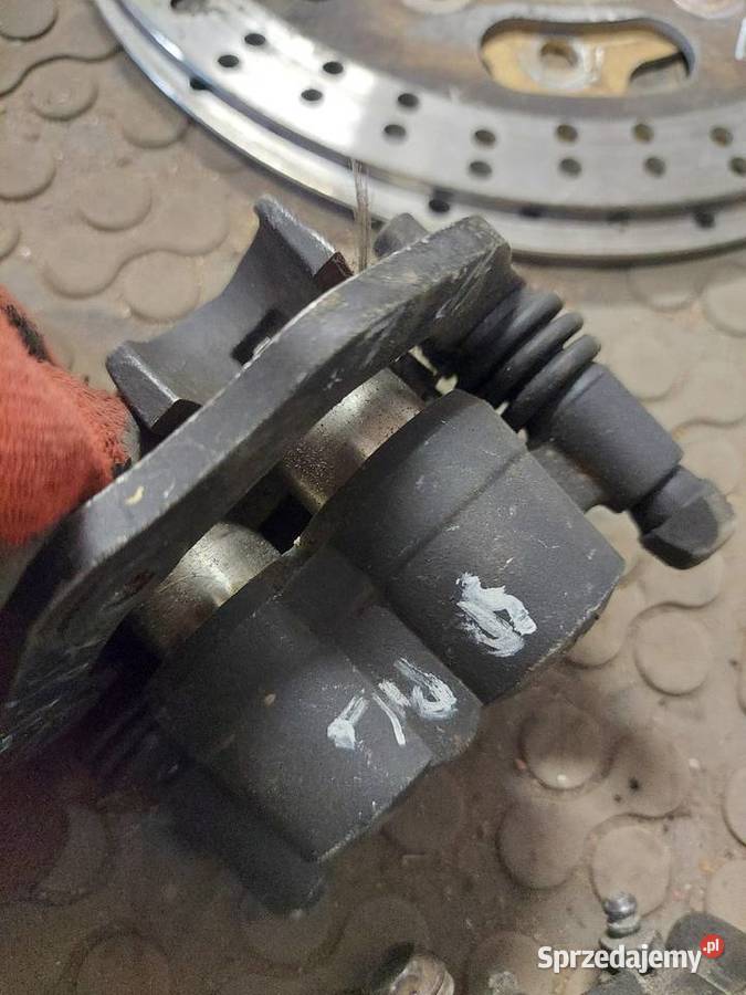 Kawasaki GPZ 500 zacisk zaciski przód przednie