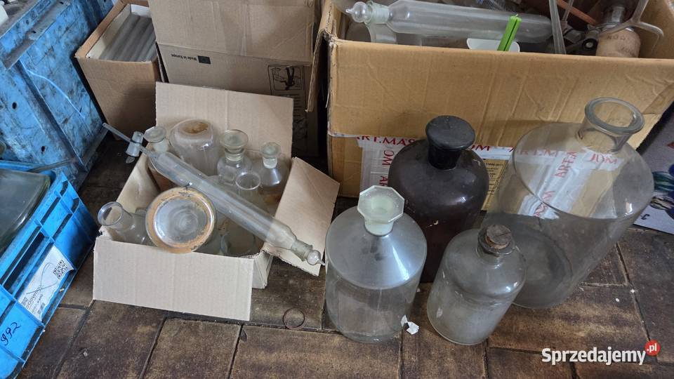 Menzurki pipety wyposażenie laboratorium