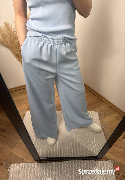 Błękitne spodnie dresowe wide leg miękkie