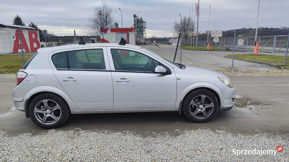 Opel Astra H 12 lat w jednych rękach koła zimowe