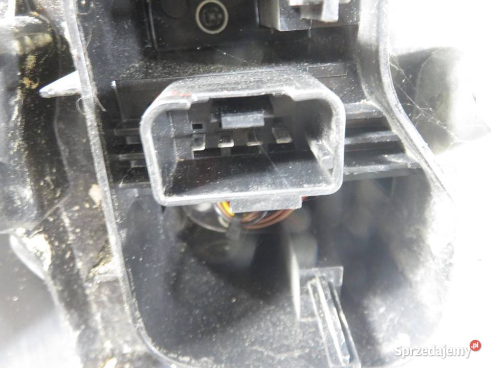 LAMPA PRAWA TYLNA VW GOLF PLUS 5M1 521