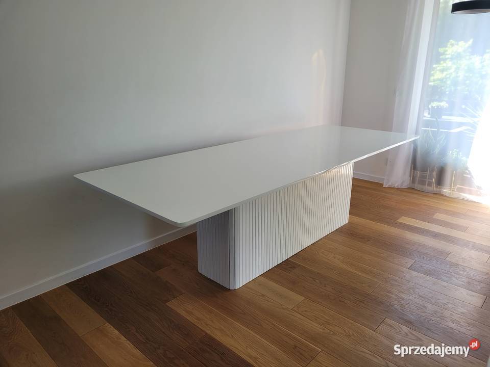 Stół COMODO złoty dekor pod nogą jadalnia salon