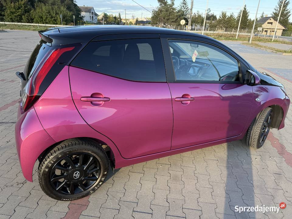 Wyjątkowa Toyota Aygo Magenta salon Polska światła przeciwmgielne mazowieckie