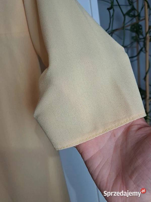 Sukienka żółta z eleganckim guziczkiem na żółty/złoty Trąbki Wielkie