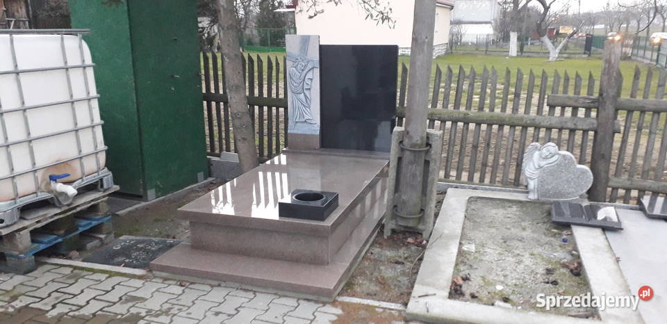 Nagrobekgrobowiec Bohus czerwony rzeźba Jezusa dolnośląskie Strzegom