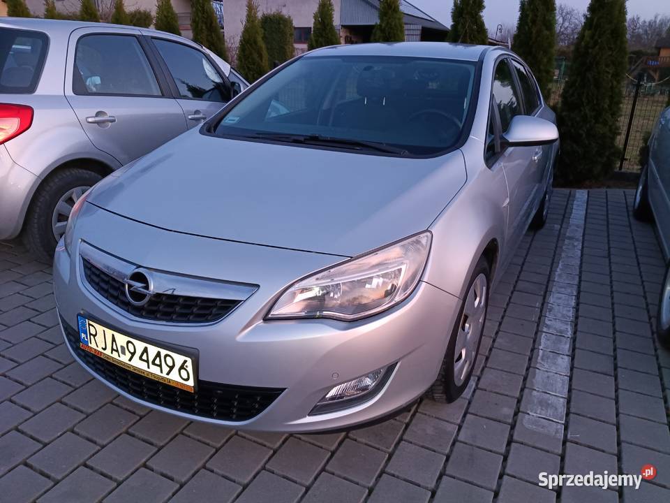 Opel Astra j LPG zadbany 2 komplety kół Rok produkcji 2009 Rzeszów