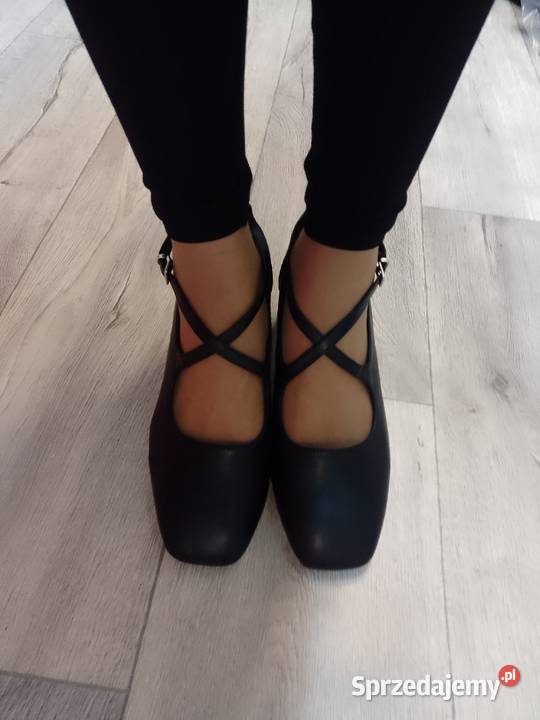 42 Czarne czółenka wieczorowe z zapięciem z małopolskie sprzedam