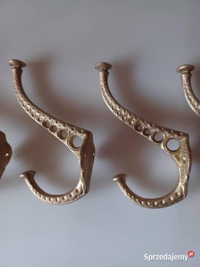 Komplet czterech masywnych wieszaków mosiężnych