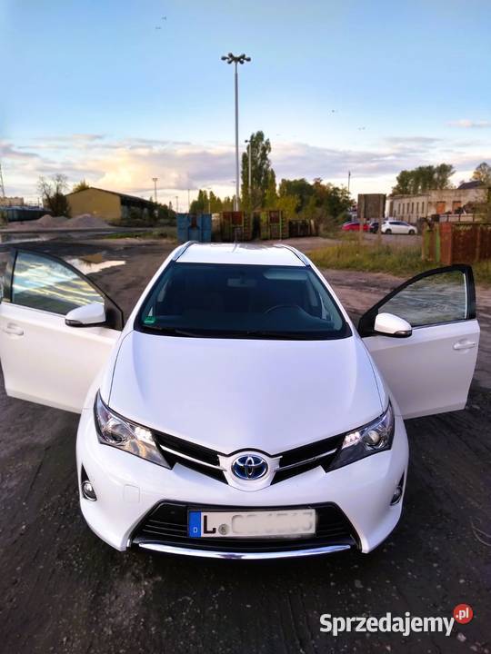 Sprzedam Toyotę Auris hybrid kombi 2015 Piotrków Trybunalski