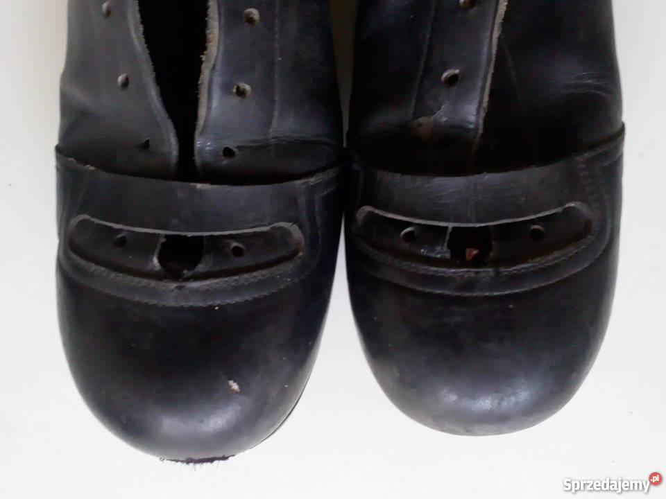 Przedwojenne buty piłkarskie korki