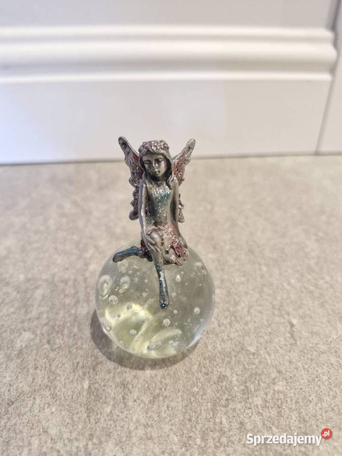 Figurka wróżki na szklanej kuli