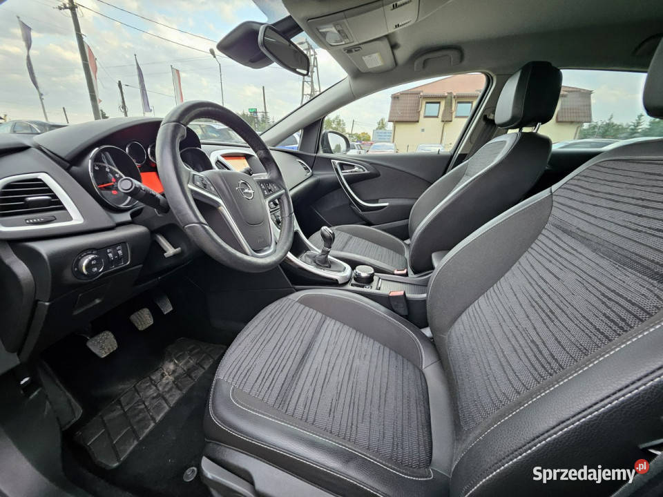 Opel Astra Navi pół skóra niski przebieg grzane czujnik deszczu Astra Warszawa sprzedam
