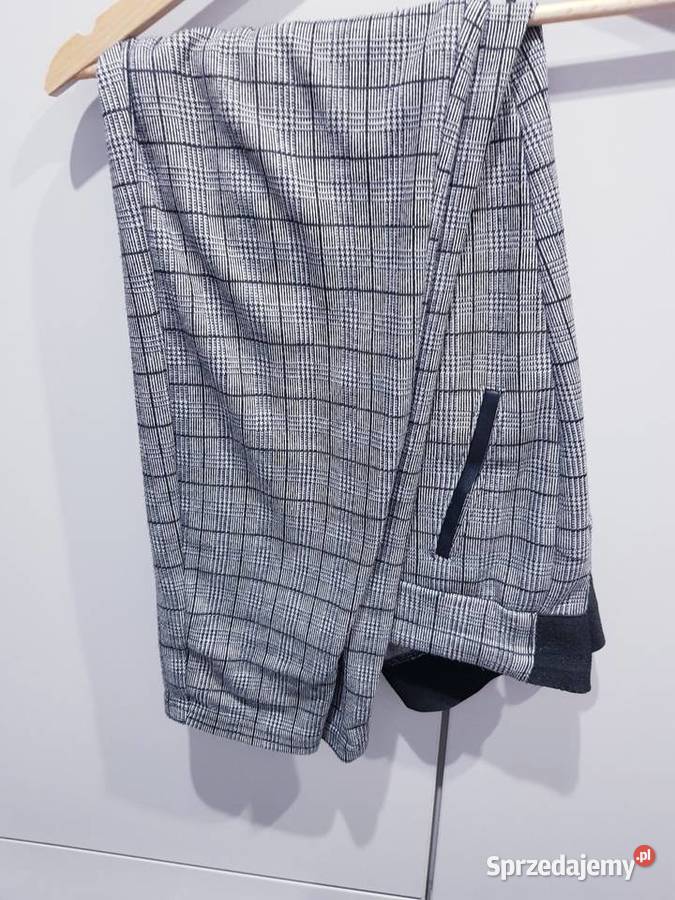 Damskie spodnie w dużym rozmiarze z defektem