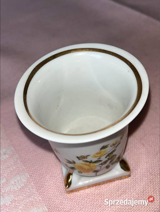 Z białej porcelany wazonik Z żółtymi różami Na Porcelana i szkło pomorskie Gdańsk sprzedam