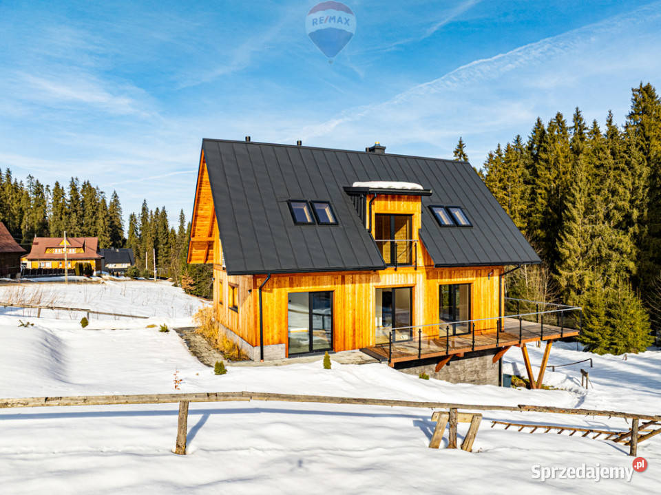 Dom jednorodziny z wiatą w otoczeniu lasu i Leśnica