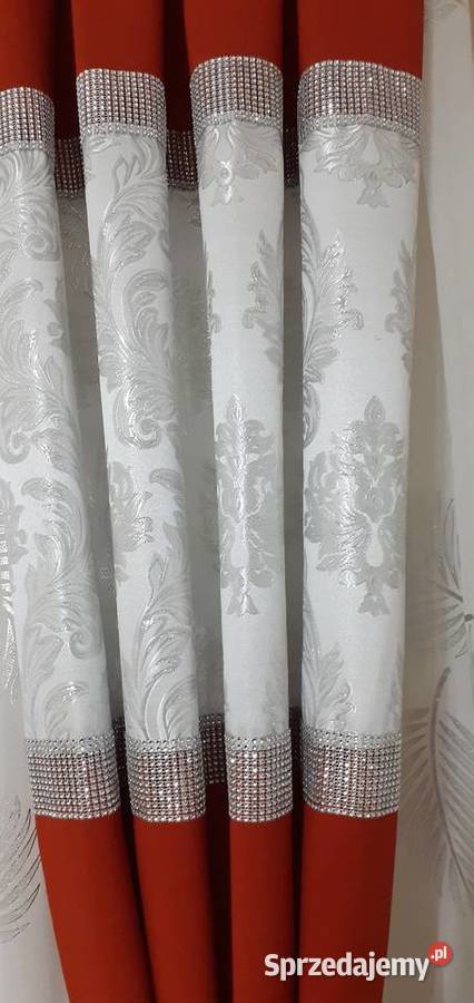 zasłony czerwone że srebrnym ornamentem mazowieckie Mława