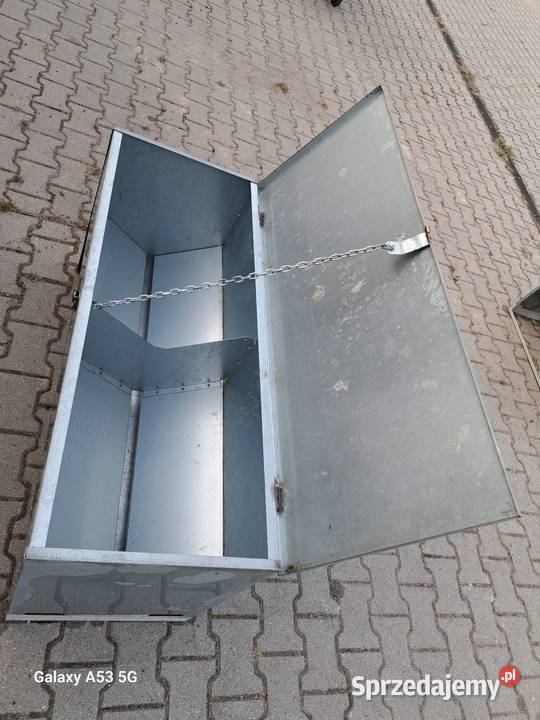 Karmidła drobiu do hodowli na wolnym wybiegu