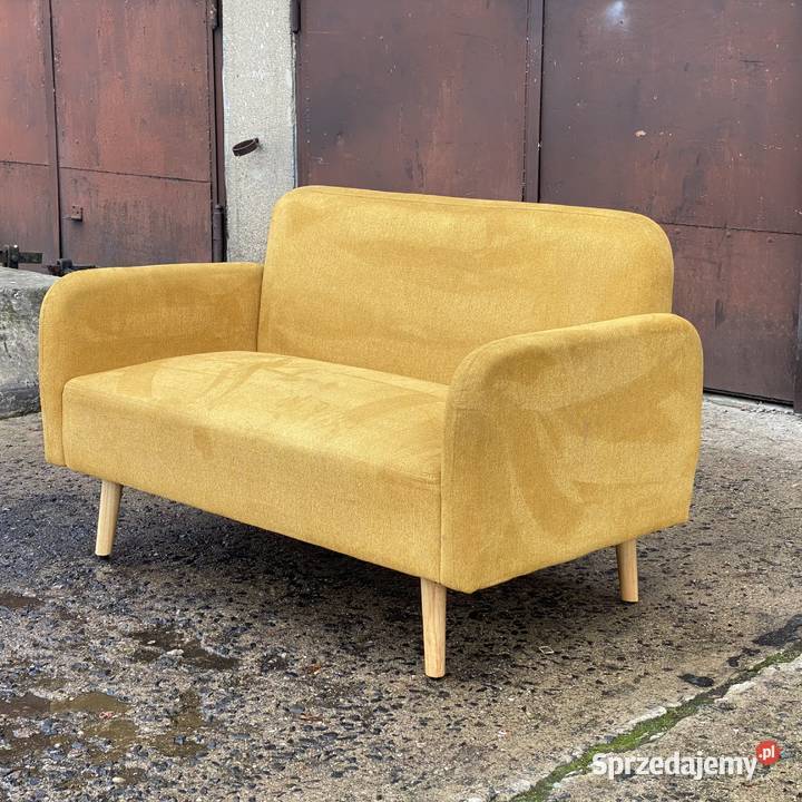Mała sofa na zwężanych nogach design