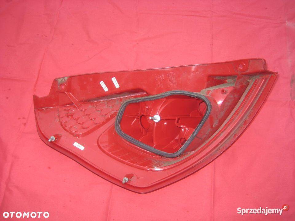 FORD FIESTA MK7 0812R LAMPA TYŁ PRAWA 8A6113404A osobowe Lampy tylne Rakoniewice