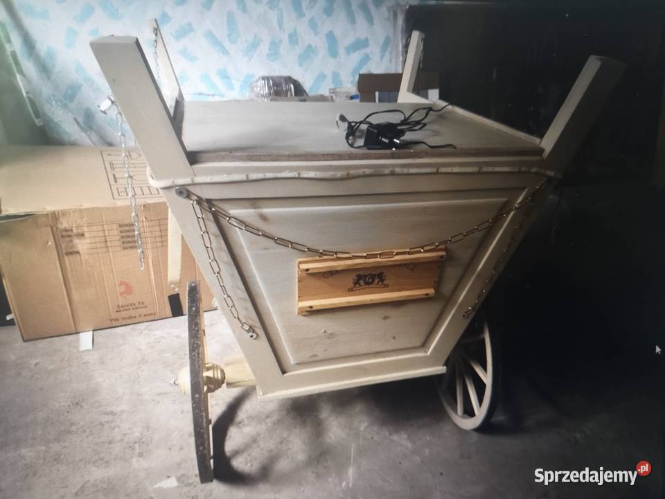 wózek drewniany z kołami imprezowy