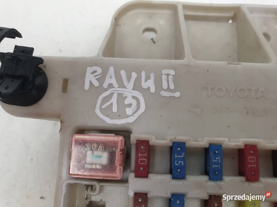 Toyota RAV4 II 20 d4d SKRZYNKA BEZPIECZNIKÓW