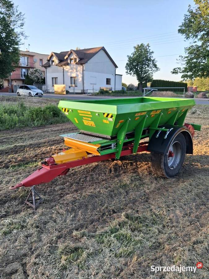 Rozsiewacz wapna rcw3 piast wapniarka Rzgów