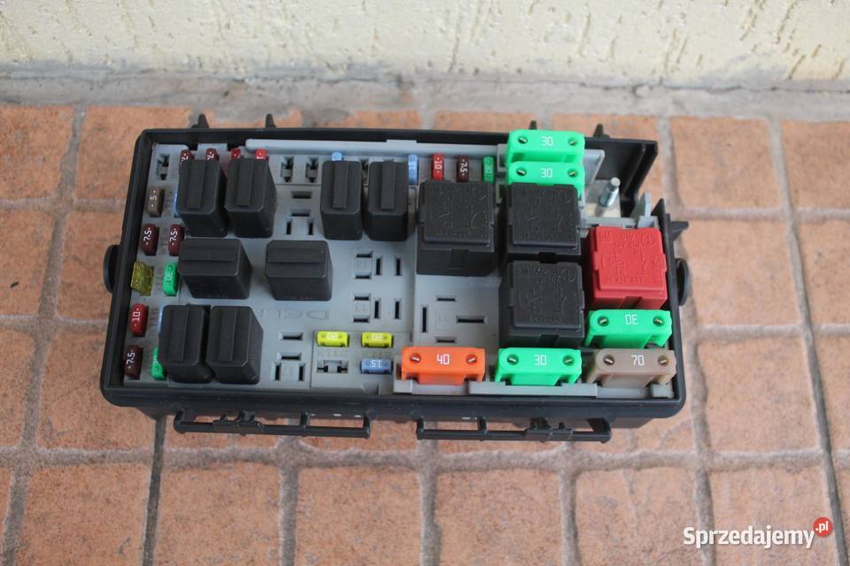 SKRZYNKA BEZPIECZNIKÓW OPEL CORSA D 10 13217392 Skrzynki bezpieczników sprzedam