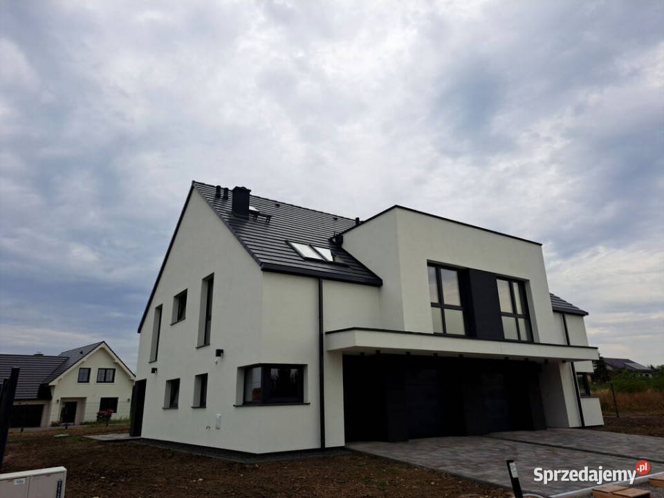 Dom w zabudowie bliźniaczej z garażem w 437m2