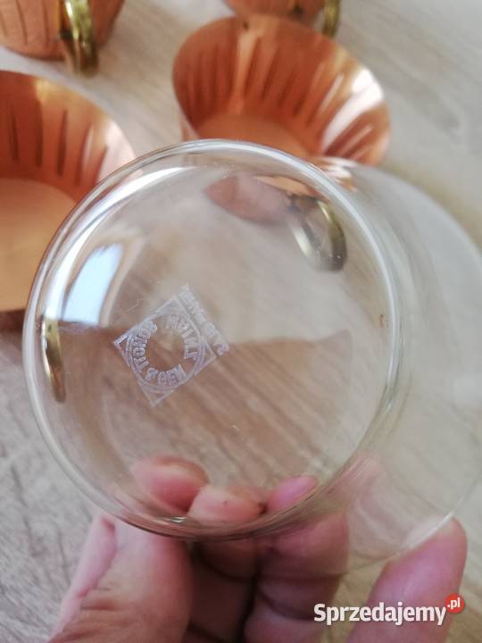 Szklane filiżanki w miedzianej oprawie