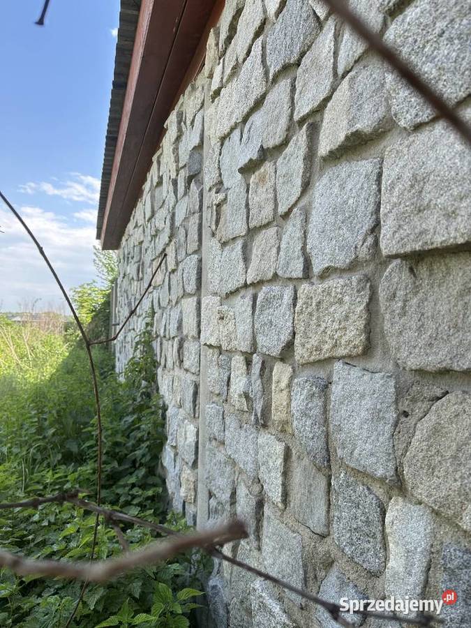 Kostka granitowa łupana idealna pod mury