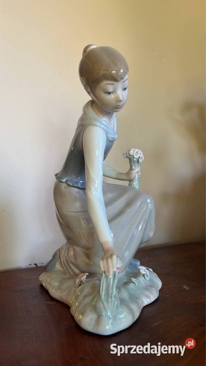 Figurka Dziewczyna zrywająca kwiaty Lladro Gdańsk