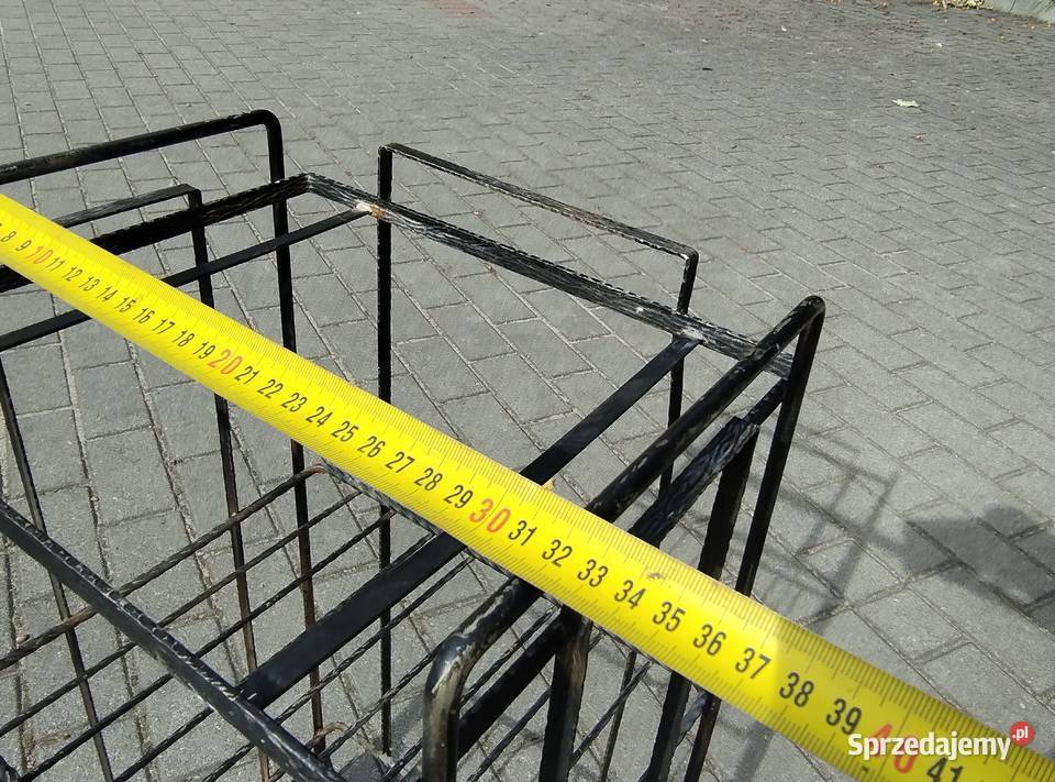 Stary metalowy barek na kólkach metaloplastyka