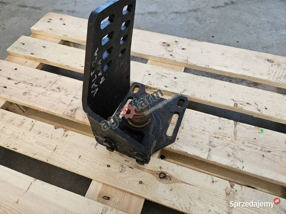 Uchwyt błotnika LH Valtra N111 N121 N141 Byków