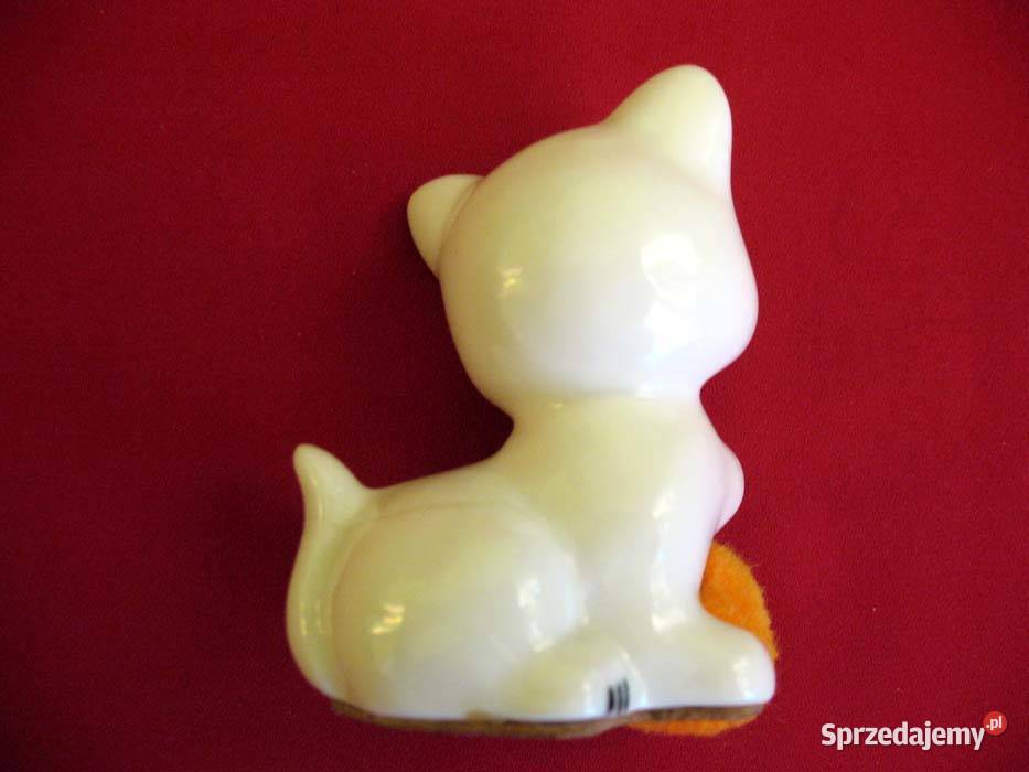 Kot mały kotek z piłką porcelana figurka 7 x 6 x