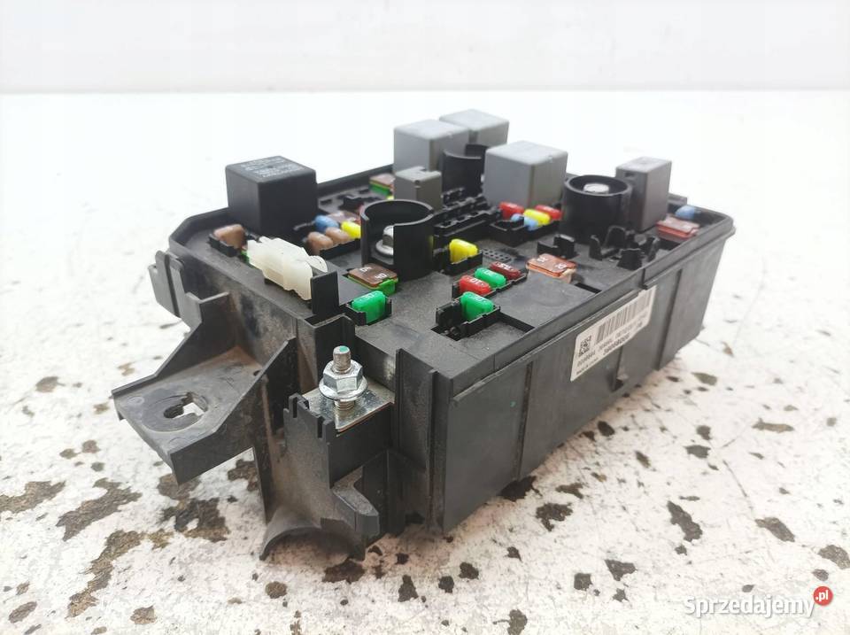 SKRZYNKA BEZPIECZNIKÓW 39068006 12 B Opel Corsa Rok produkcji 2017