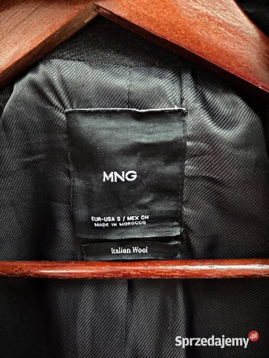 Czarny zimowy wełniany płaszcz ze złotymi Liszki