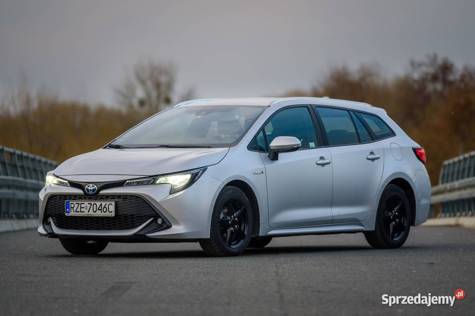 Toyota Corolla 18 TS 18 Hybrid z 2019r