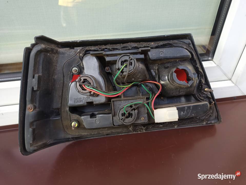 Nissan Sunny N13 lampa tył tylna prawa łódzkie