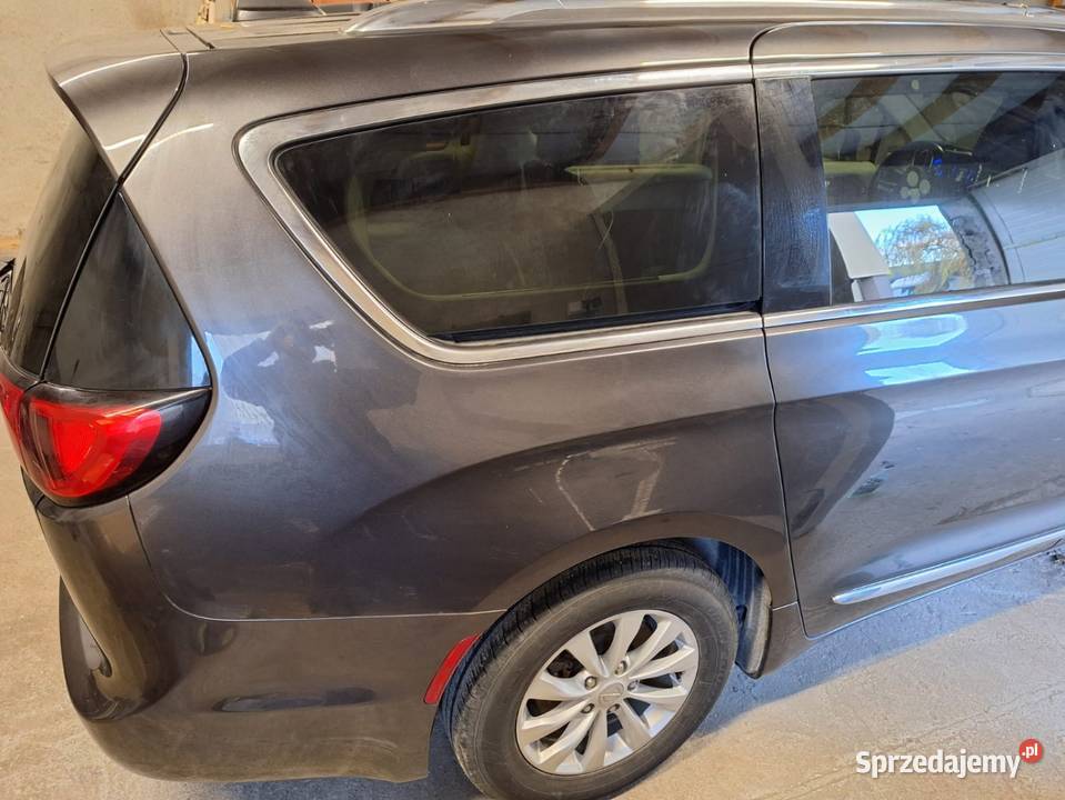 Klapa bagażnika Chrysler Pacifica 2017 części sprzedam