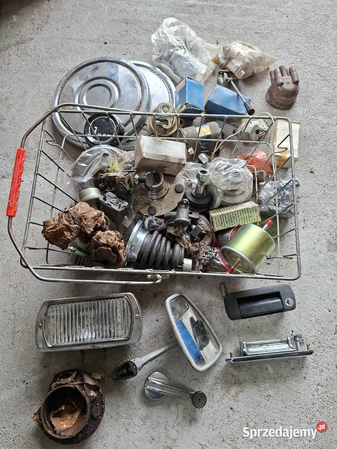 Części pozostałości starych autach Fiat 125 126 osobowe