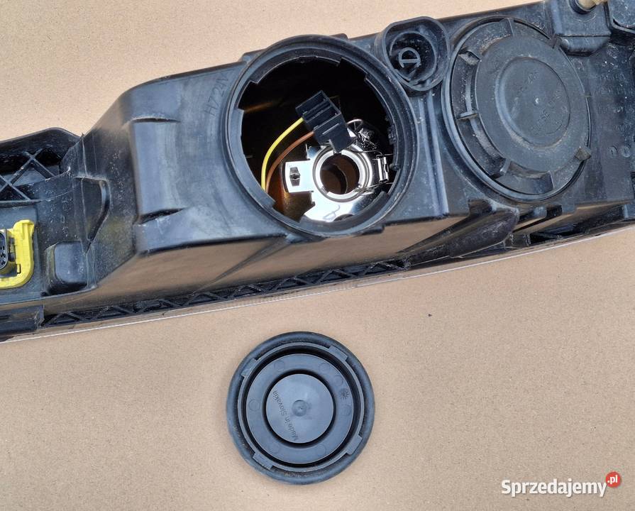 VOLVO FH4 HALOGEN PRAWY LAMPA PRZECIWMGIELNA Bieleń