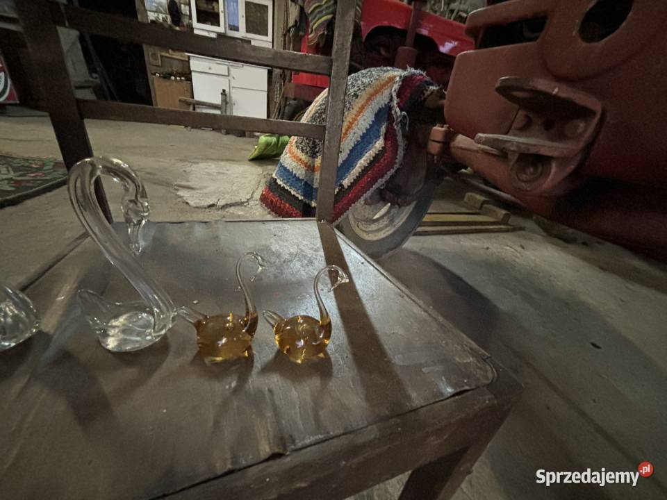 łabądki łabędzie ze szkła szklane barwione stare Kosianka-Trojanówka sprzedam