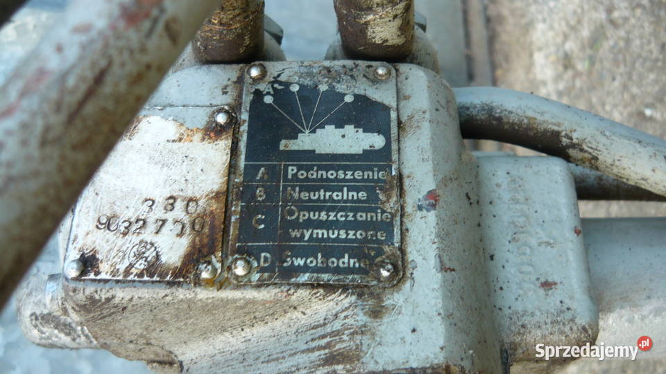 Rozdzielacz hydrauliczny Ursus C 330 na błotnik