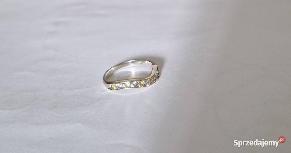 Srebrny pierścionek r 15 cyrkonie białożółte pr