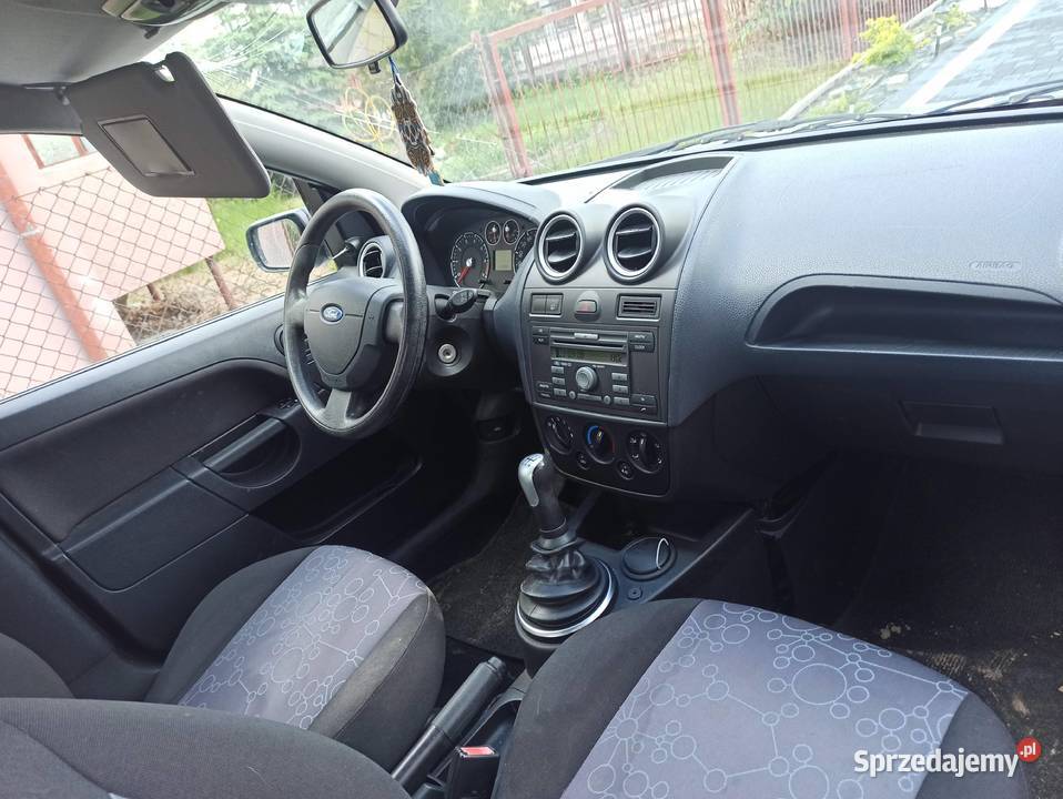 Ford Fiesta 2006r szary 5 drzwi 1400cm3 Chodel