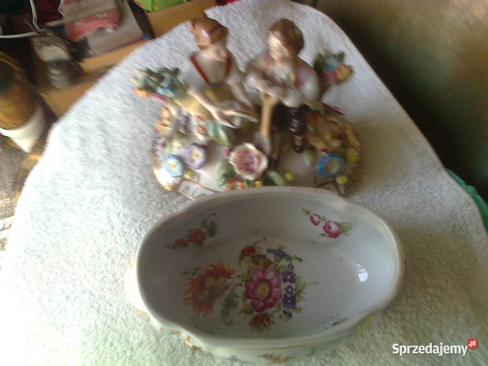 Piękna Porcelanowa szkatuła z figuramiSygnowana Kalisz