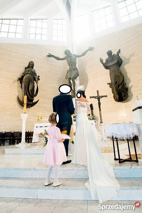 Piękna suknia ślubna z toczkiem Damska Moda i Styl