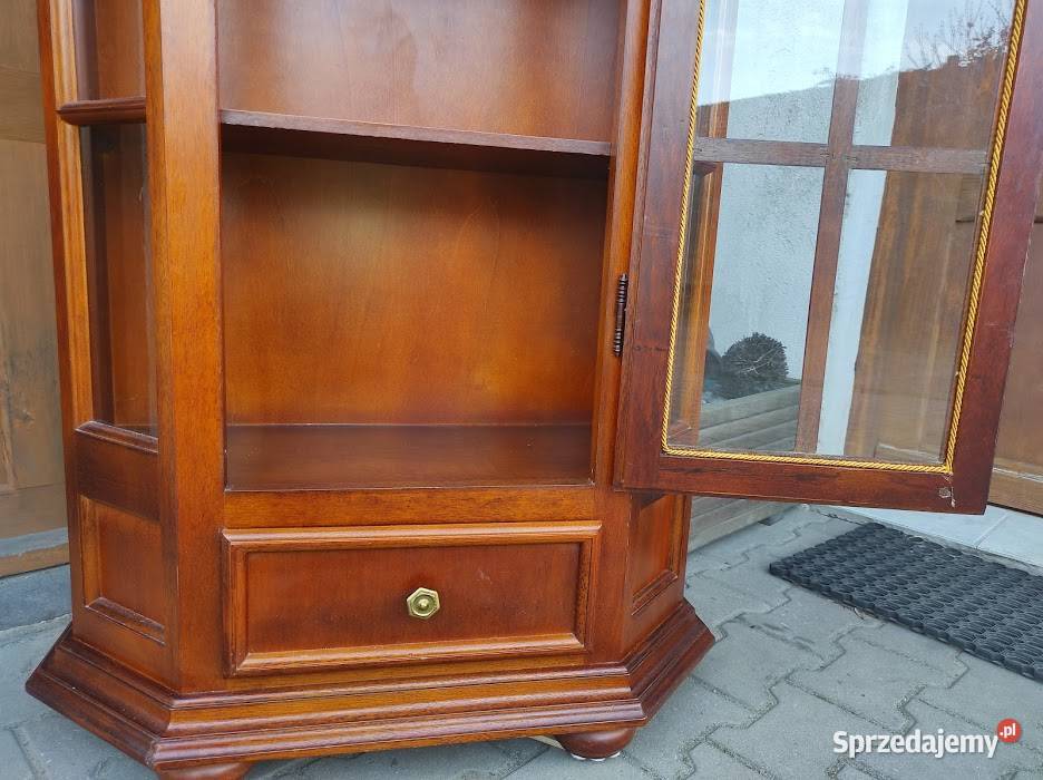ładna witryna orzechowa biblioteczka z szufladą Sypniewo